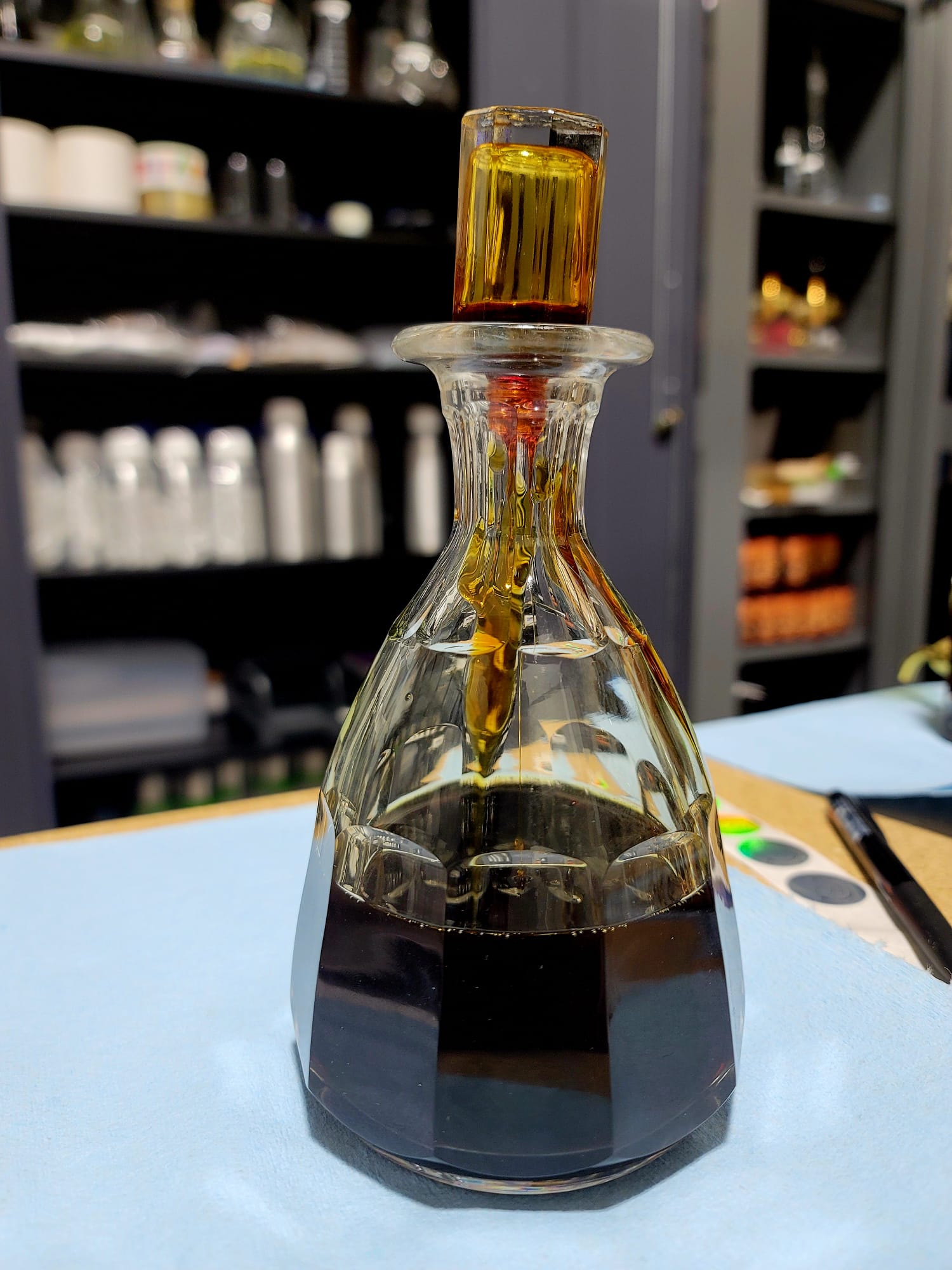 عتيق رقم 1 عطر (العتيق في اللغة العربية يعني "قديم" أو "عريق")