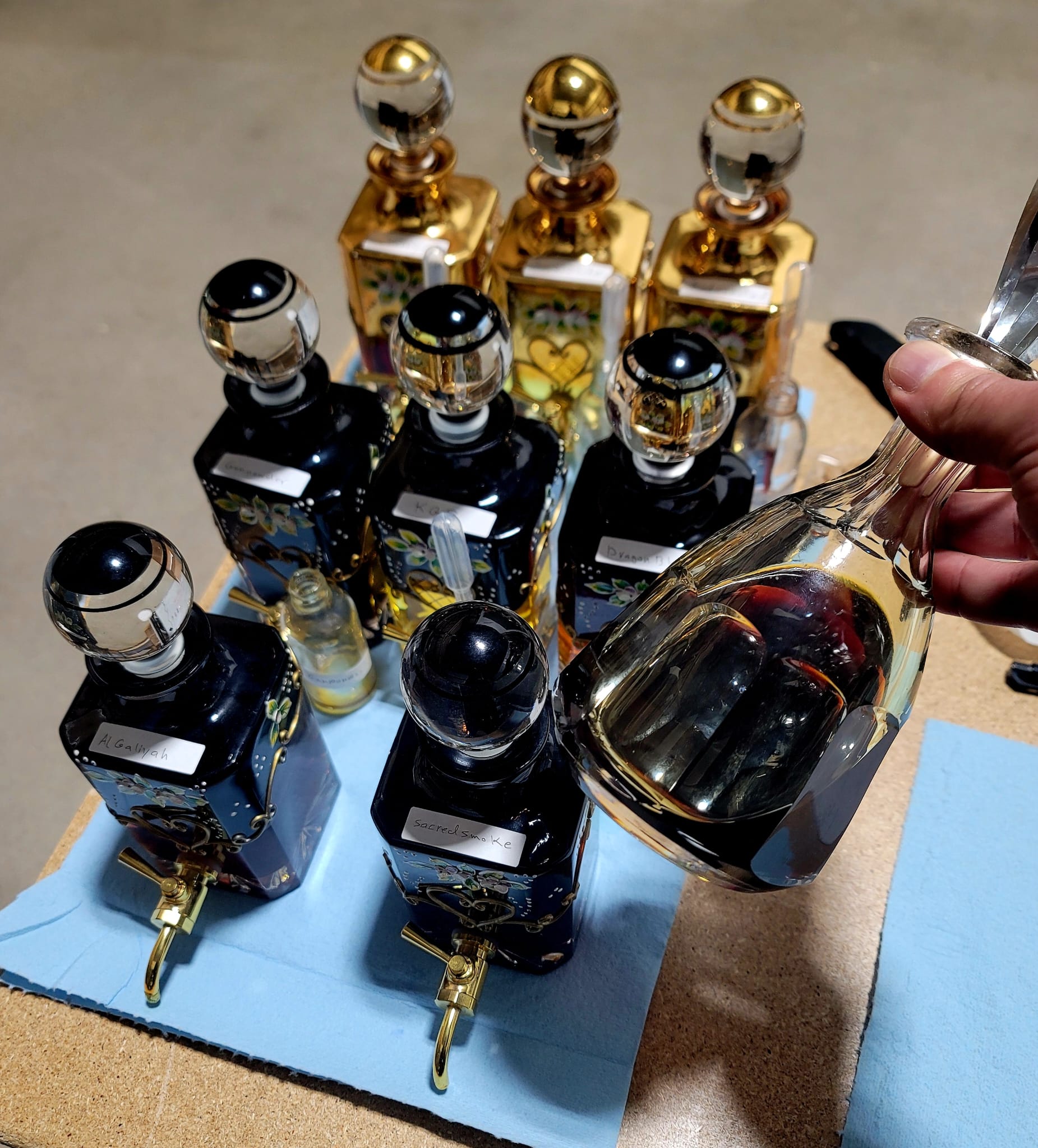 عتيق رقم 1 عطر (العتيق في اللغة العربية يعني "قديم" أو "عريق")